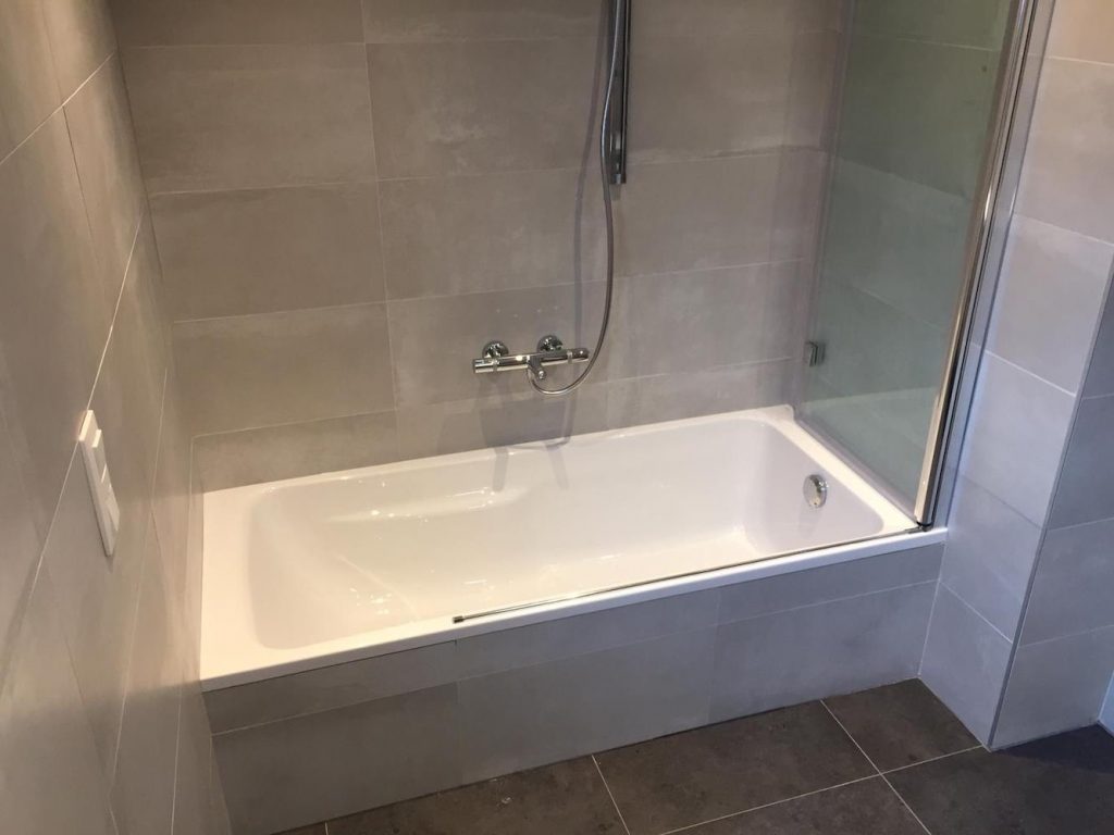 afbeelding van een bad en douche
